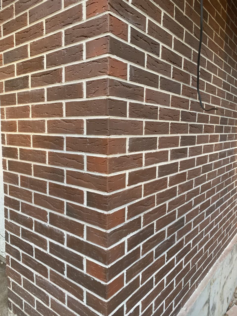 Угол дома с отделкой из кирпича