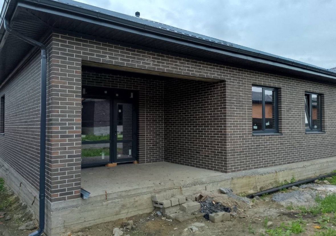 Современный дом с фасадом из кирпича